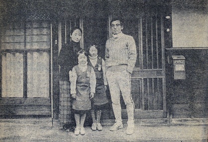 玄関前で。左から奥さんの玲子さん、扶水代ちゃん、亜木代ちゃん、蟹江選手