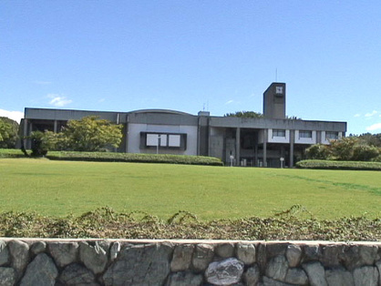 豊田講堂　風が強かった