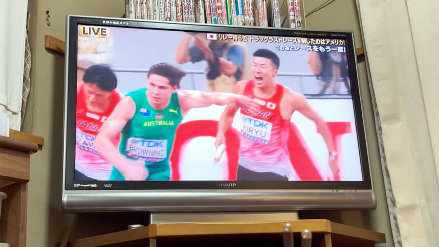 男子4×100m決勝 3走・桐生選手から4走・鵜澤選手へ