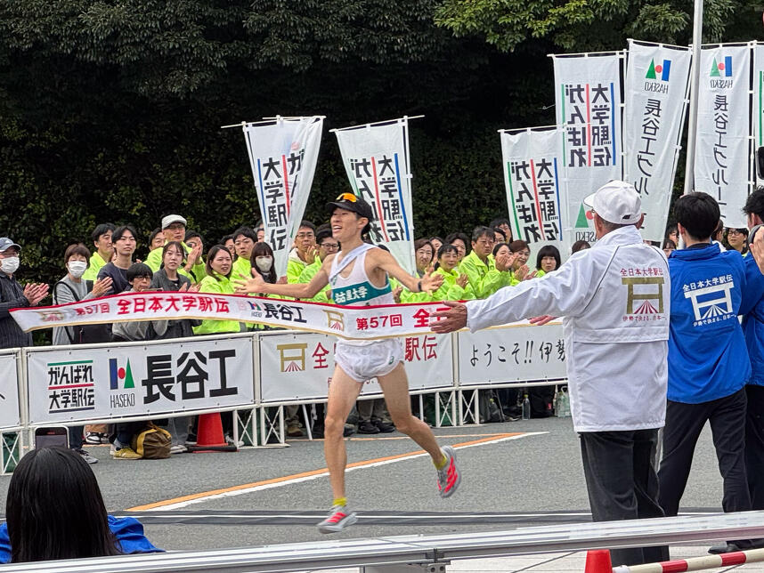 ゴールに飛び込む河﨑憲裕選手