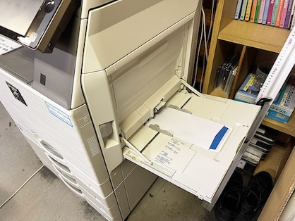 手差しで封筒の下から給紙