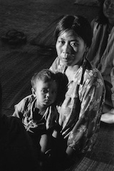 難民の母子はうつろな視線を向けてきた　写真撮影者：大石芳野