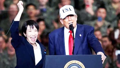 トランプ氏の隣で笑顔で高々とこぶしを上げている高市氏